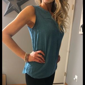 Ladies top, size medium